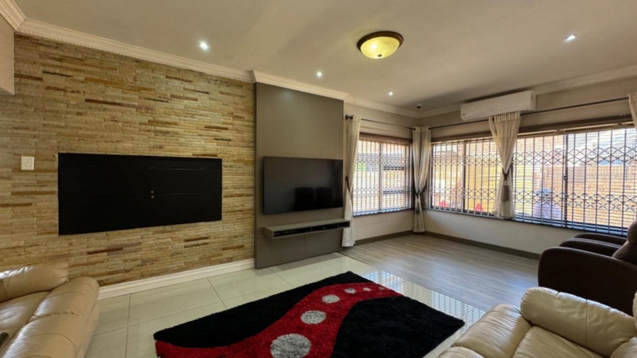 5 Bedroom Property for Sale in Roylglen Gardens Northern Cape